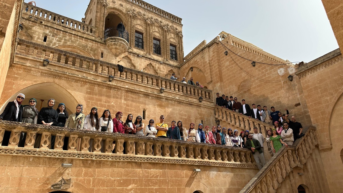 Geleceğe Bir Adım, Tarihe Bir Bakış: 12. Sınıflarımız Mardin'de Üniversite ve Kültür Gezisiyle Ufuklarını Genişletti